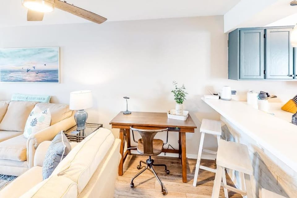 Beautifully updated 2nd-floor condo near the beach with pool balcony W&D AC House in Miramar Beach