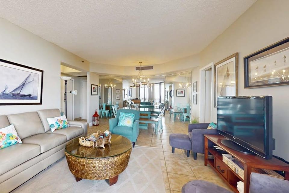 Spacious oceanfront condo with pool hot tub & beach view House in Miramar Beach