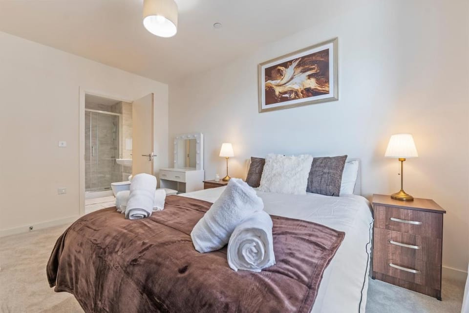 Plush Stay 2BR 2BA 4 Stops To Wembley Sleeps 8 Apartment in Harrow