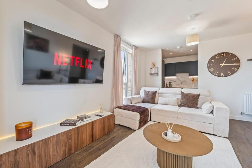 Plush Stay 2BR 2BA 4 Stops To Wembley Sleeps 8 Apartment in Harrow