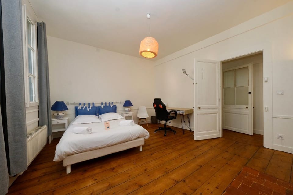 Bed, Seating area, Bedroom