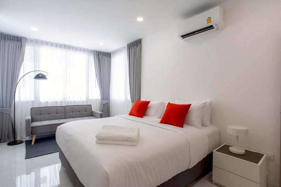 Newly Renovated Townhouse Steps From The Beach House in Nong Kae