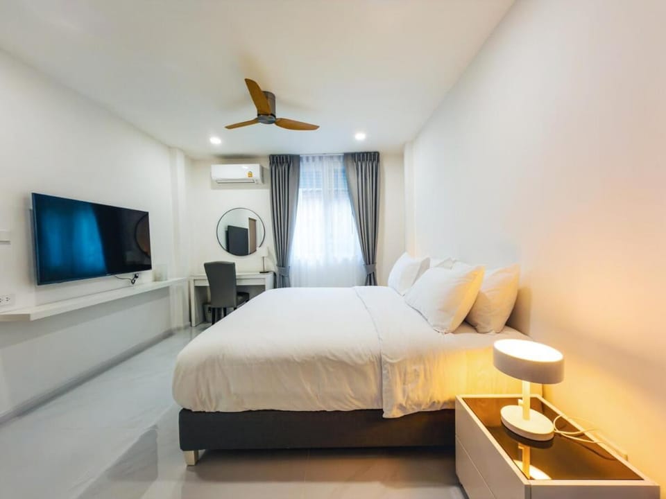 Newly Renovated Townhouse Steps From The Beach House in Nong Kae