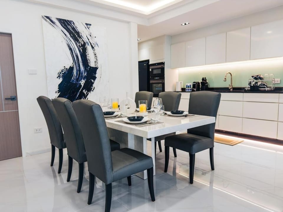 Newly Renovated Townhouse Steps From The Beach House in Nong Kae