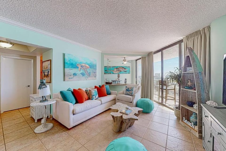 Gulf-view resort condo with pool hot tubs & over-street beach access House in Miramar Beach