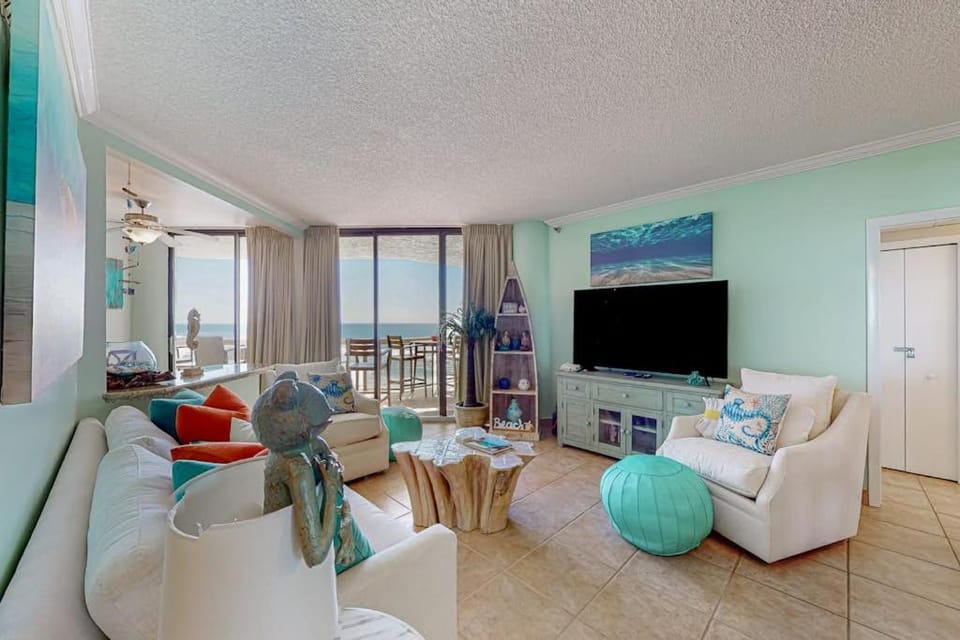 Gulf-view resort condo with pool hot tubs & over-street beach access House in Miramar Beach