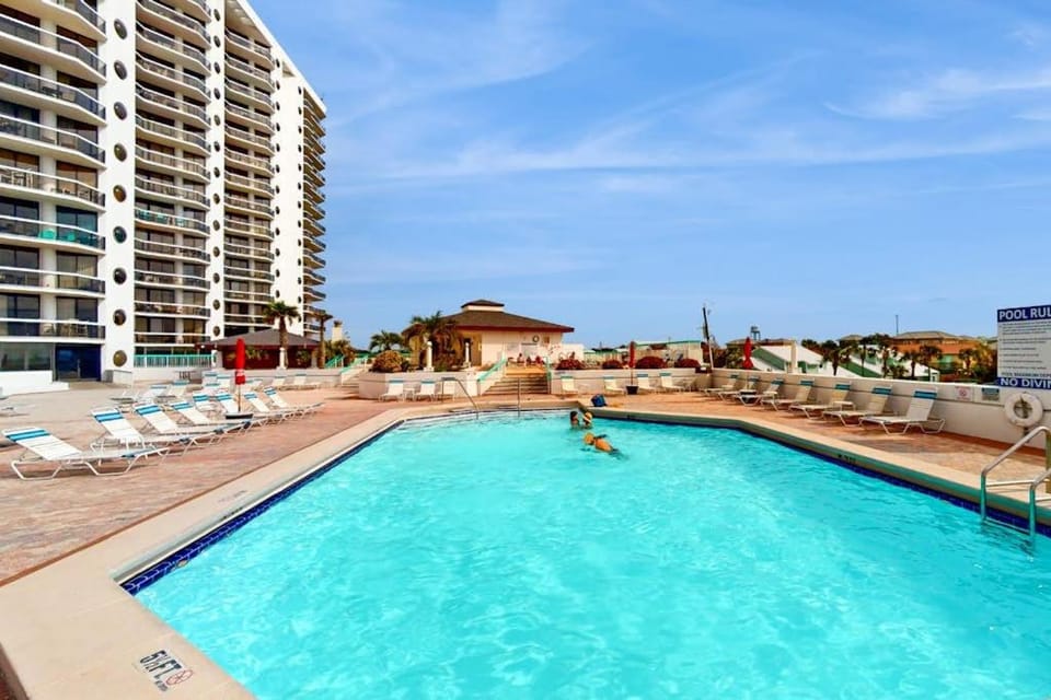 Gulf-view resort condo with pool hot tubs & over-street beach access House in Miramar Beach
