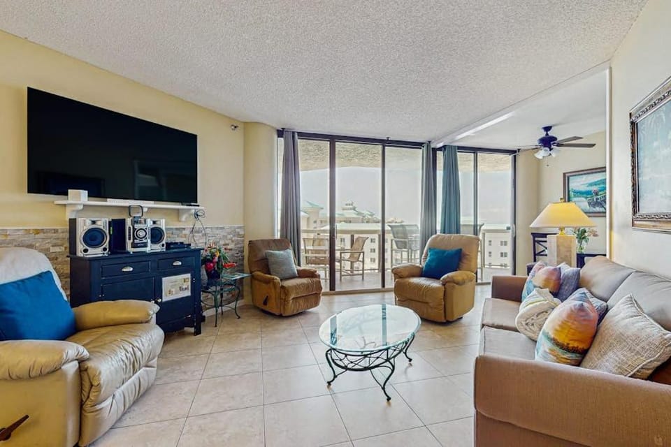 11th-floor home with free WiFi washer&dryer ocean views & shared hot tub & pool House in Miramar Beach