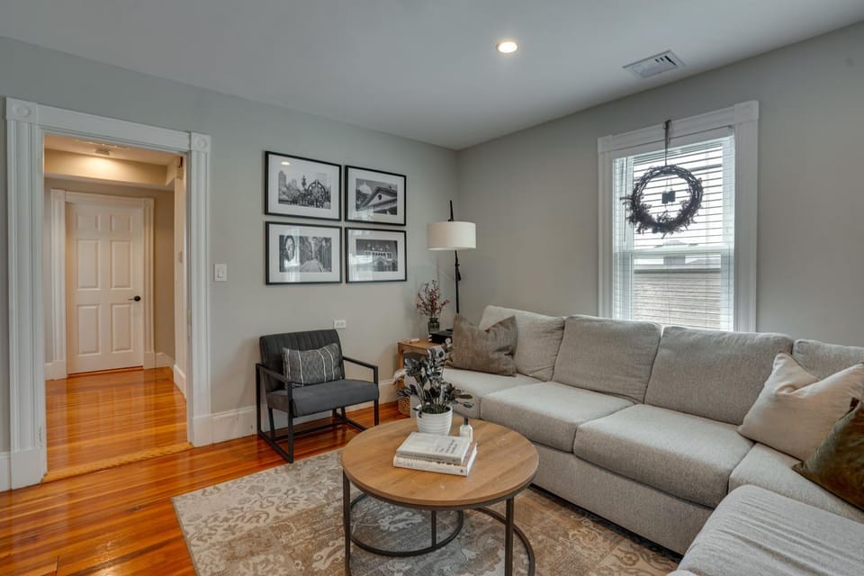 5 Mi to Boston & Airport! Townhome w/ Skyline View House in Chelsea