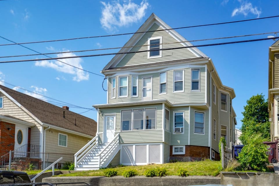 5 Mi to Boston & Airport! Townhome w/ Skyline View House in Chelsea