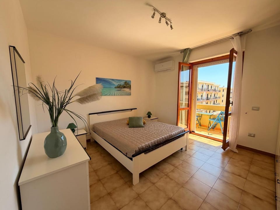 Bed, Photo of the whole room, Bedroom, air conditioner