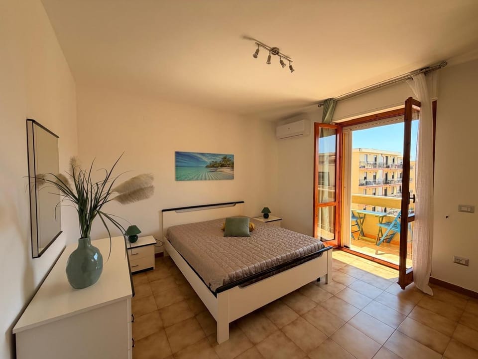 Bed, Photo of the whole room, Bedroom, air conditioner
