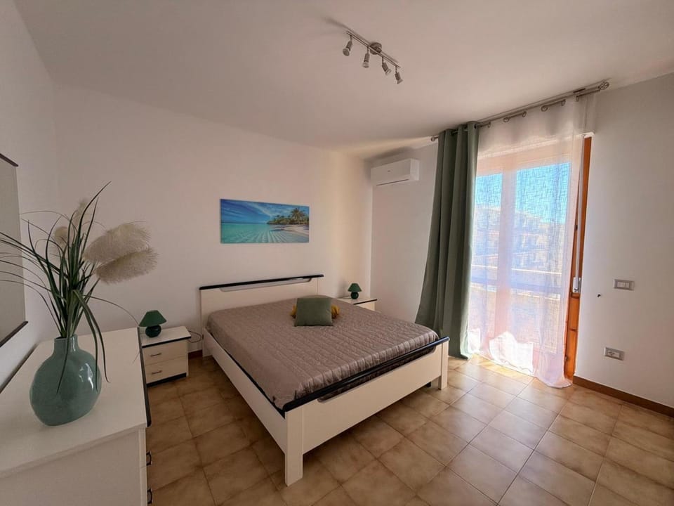 Bed, Photo of the whole room, Bedroom, air conditioner