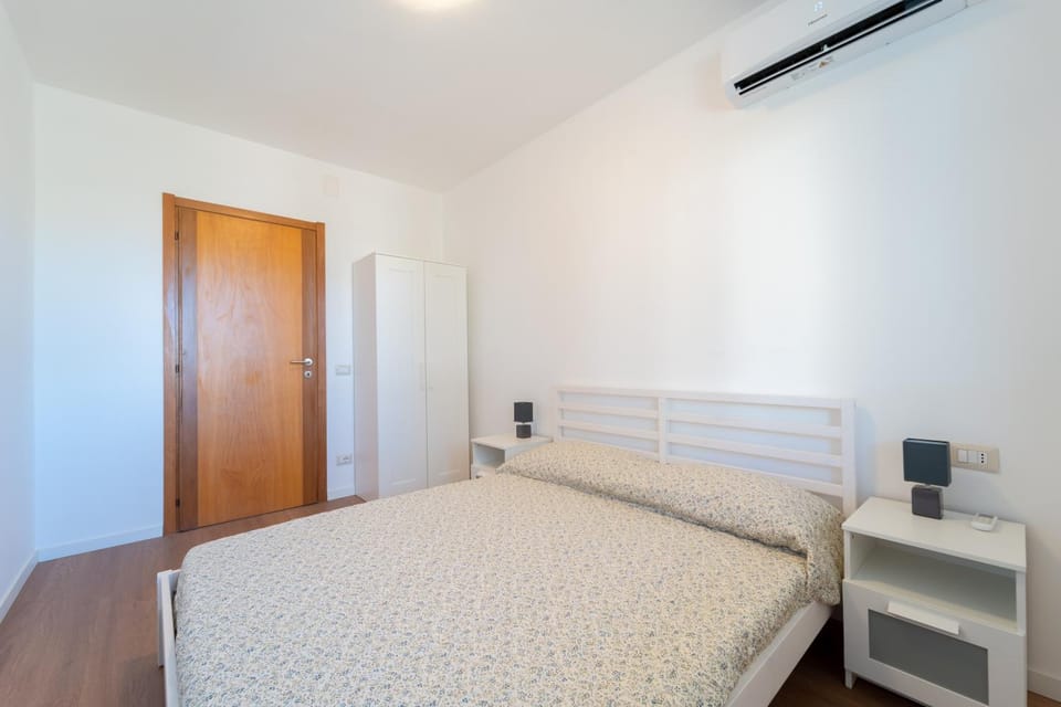 Bedroom, wardrobe, air conditioner