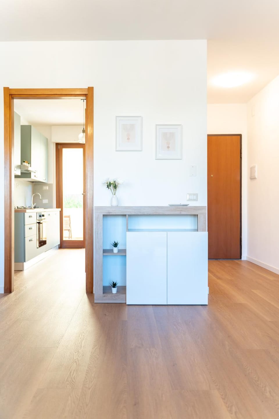 Photo of the whole room, kitchen