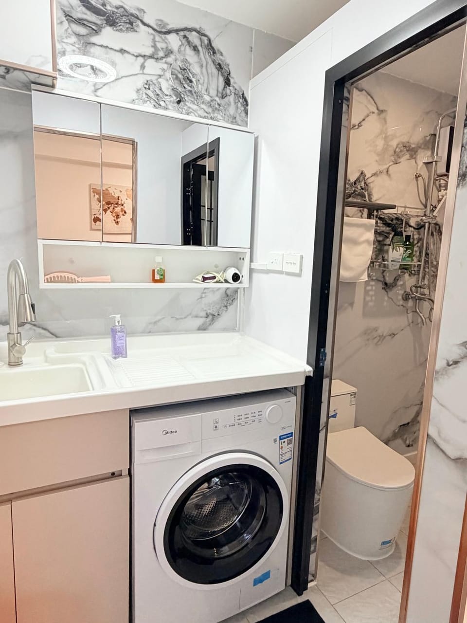 Master Room with Private Ensuite Near McDonald's Apartment in Nadi