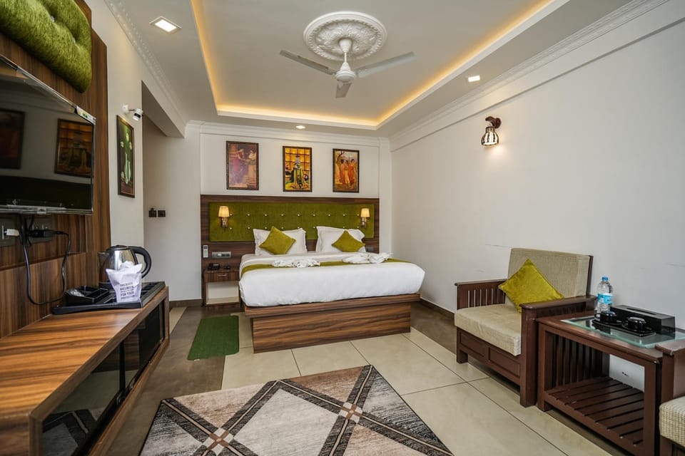 Bed, TV and multimedia, Photo of the whole room, Seating area, Bedroom