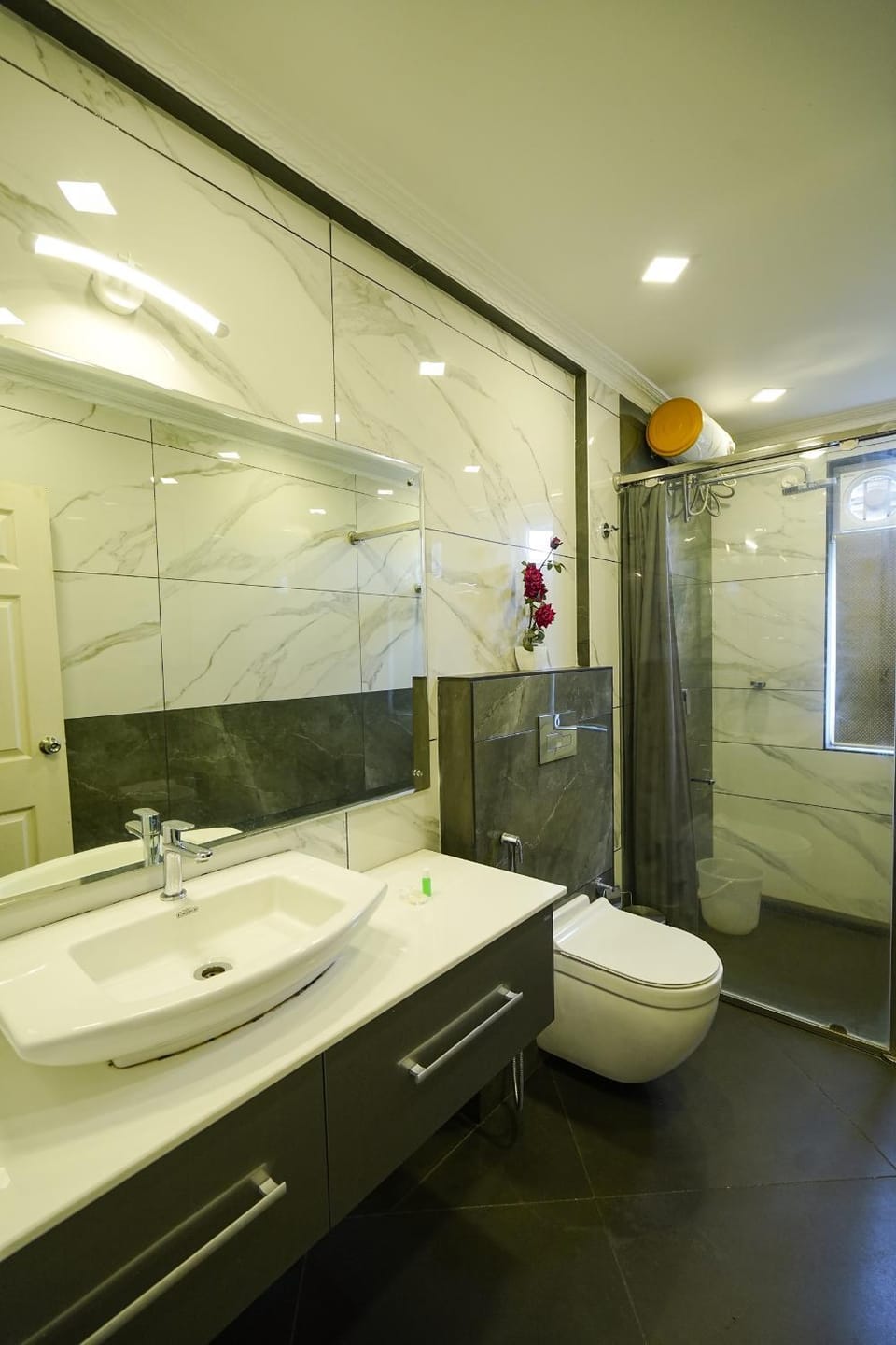 Shower, Toilet, Bathroom, towels