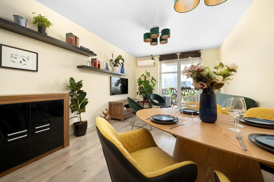 TV and multimedia, Kitchen or kitchenette, Living room, Seating area