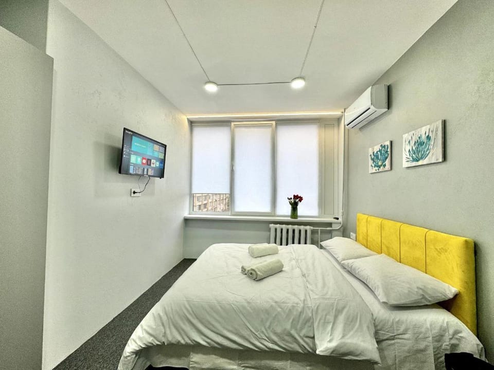 Bed, TV and multimedia, air conditioner