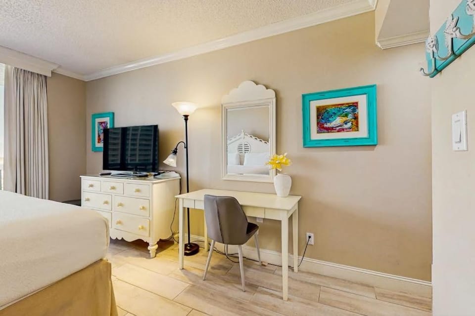 Cozy condo with balcony beach access & shared pool hot tub tennis gym Apartment in Miramar Beach