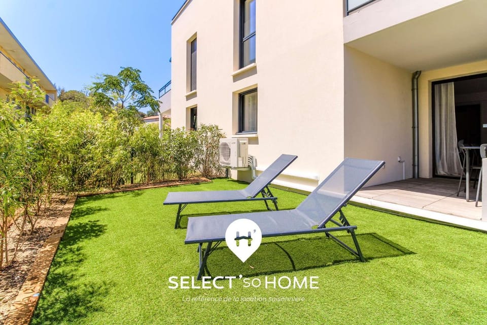 Property building, Spring, Day, Natural landscape, Living room, Garden view, sunbed