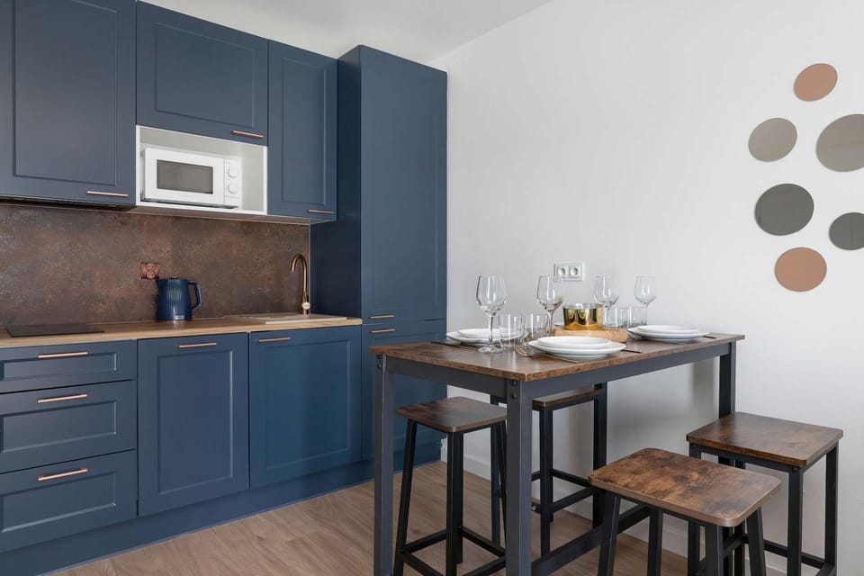 Kitchen or kitchenette, microwave, stove