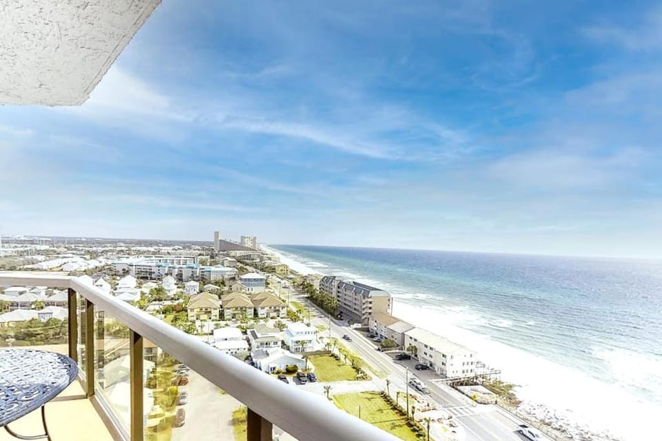 Lovely waterfront villa with Ocean views internet washer and dryer central AC Apartment in Miramar Beach