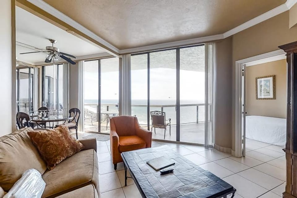 Lovely waterfront villa with Ocean views internet washer and dryer central AC Apartment in Miramar Beach