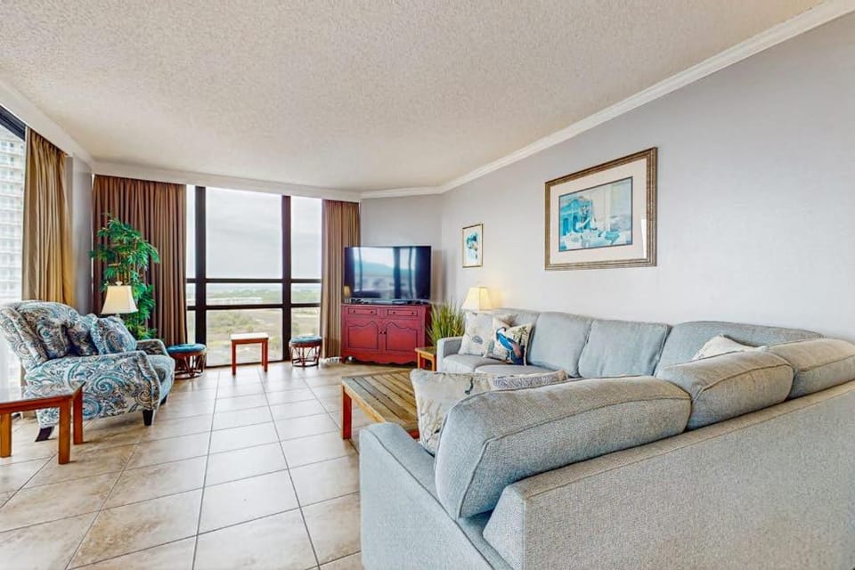 Stunning waterfront condo with pool hot tub gym & tennis House in Miramar Beach