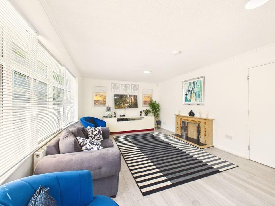 NEW Modern & Spacious Home in Oadby By Signature Stays - FREE Parking House in Leicester
