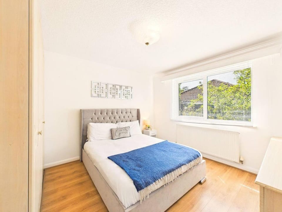 NEW Modern & Spacious Home in Oadby By Signature Stays - FREE Parking House in Leicester