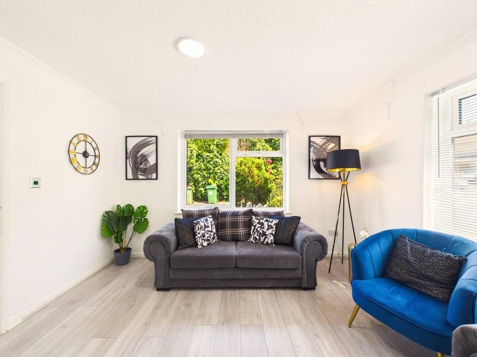 NEW Modern & Spacious Home in Oadby By Signature Stays - FREE Parking House in Leicester