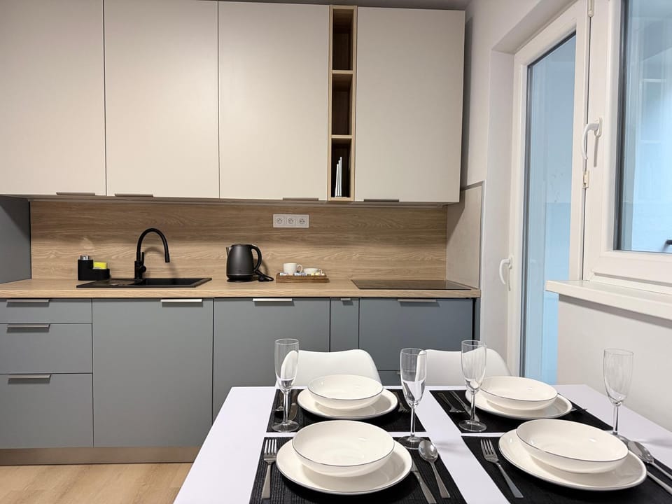 Coffee/tea facilities, Balcony/Terrace, Dining area, dishwasher, microwave, oven, stove, kitchen