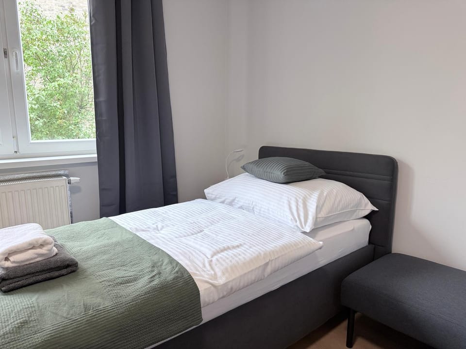Bedroom, towels
