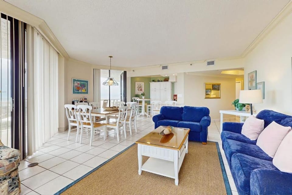 Spacious condo in resort setting with pool & beach access House in Miramar Beach