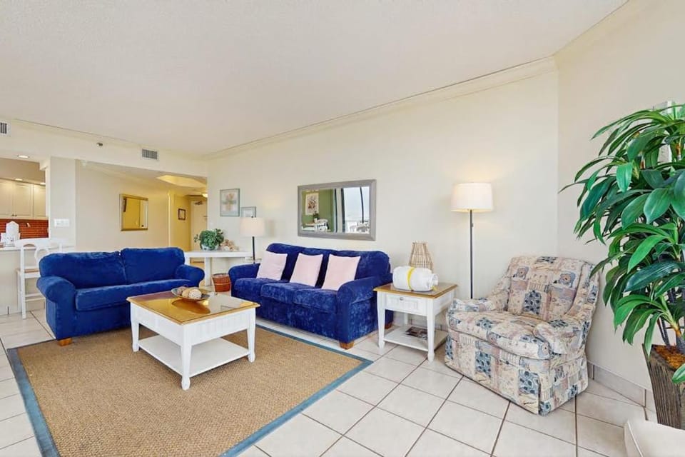 Spacious condo in resort setting with pool & beach access House in Miramar Beach