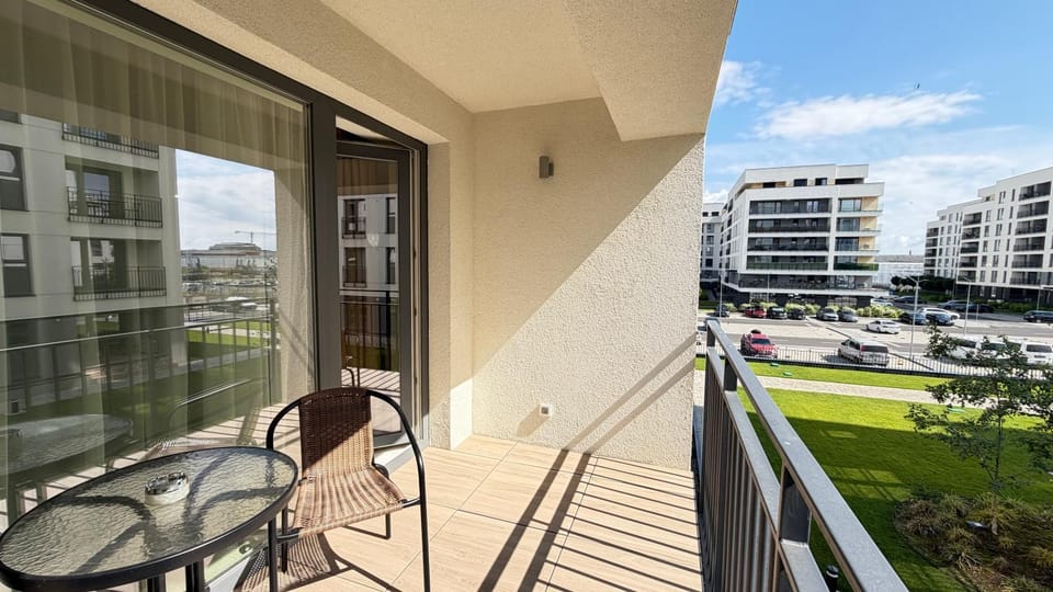 Property building, Day, View (from property/room), Balcony/Terrace, Dining area, City view