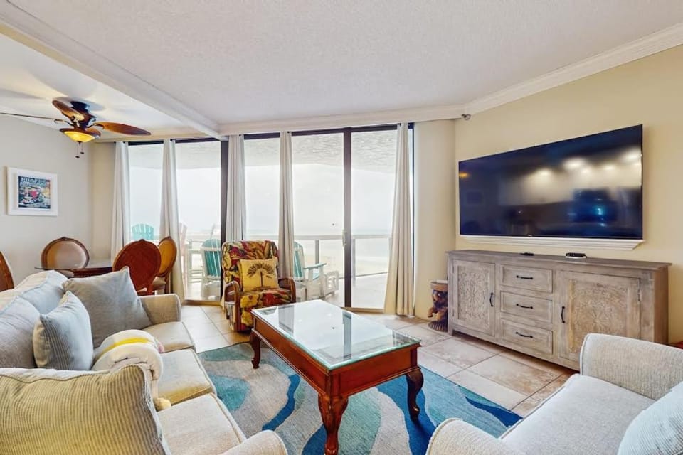 Gorgeous beachside condo with pool and easy beach access House in Miramar Beach