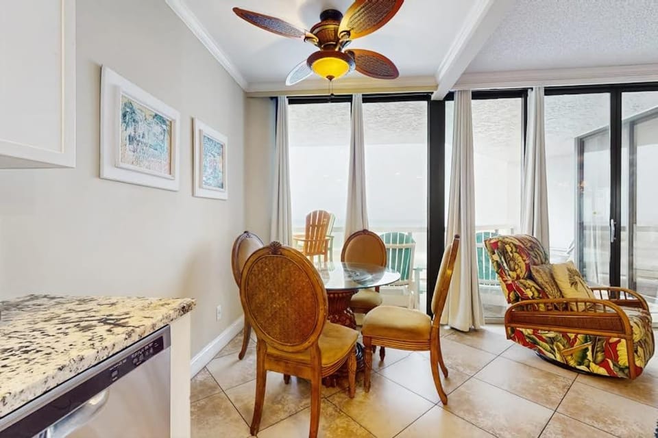 Gorgeous beachside condo with pool and easy beach access House in Miramar Beach