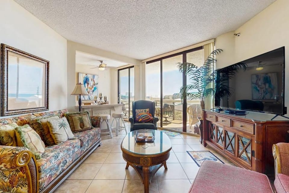 Gorgeous waterfront retreat with tennis basketball pool & hot tub House in Miramar Beach