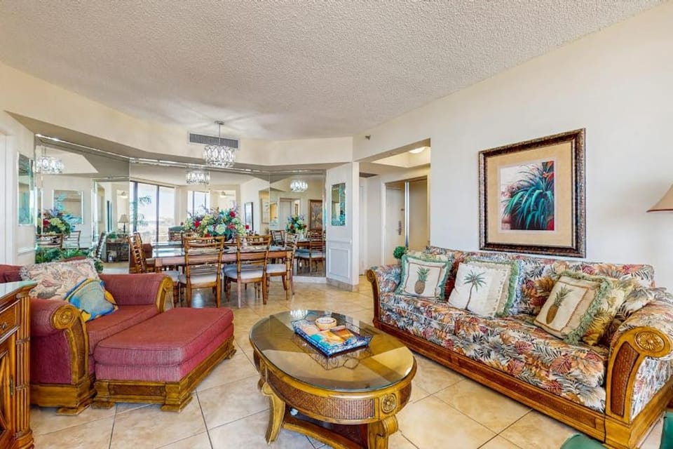 Gorgeous waterfront retreat with tennis basketball pool & hot tub House in Miramar Beach