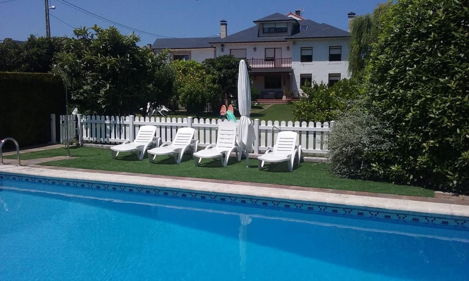 Property building, Garden, Swimming pool, sunbed
