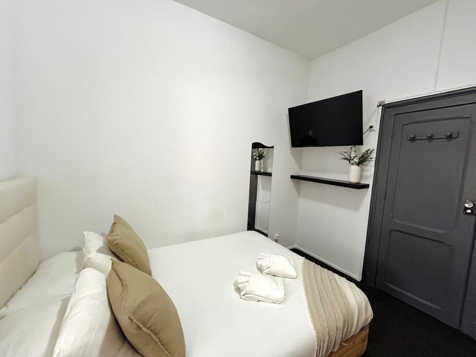 Low Cost - Close to the Alameda and Arroios metro stations in central Lisbon Bed and Breakfast in Lisbon