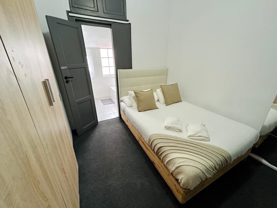 Low Cost - Close to the Alameda and Arroios metro stations in central Lisbon Bed and Breakfast in Lisbon