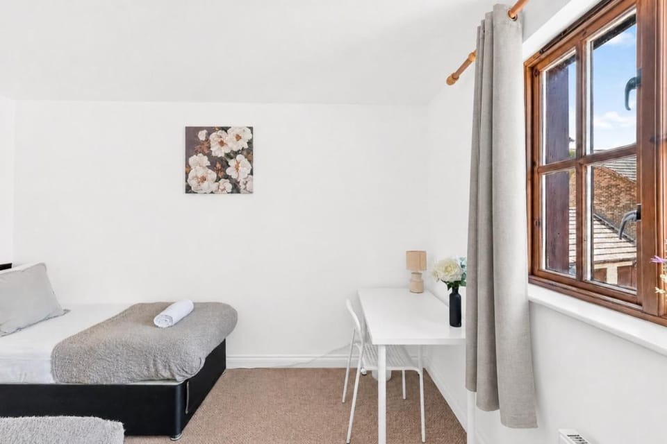 Bed, Seating area