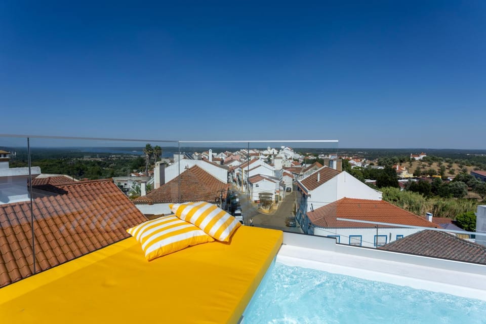 Day, Natural landscape, City view, Pool view, Swimming pool, sunbed