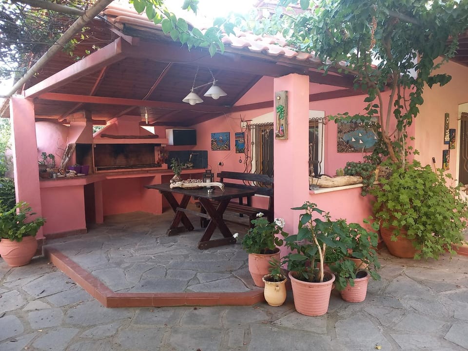 Property building, Patio, Day, Dining area
