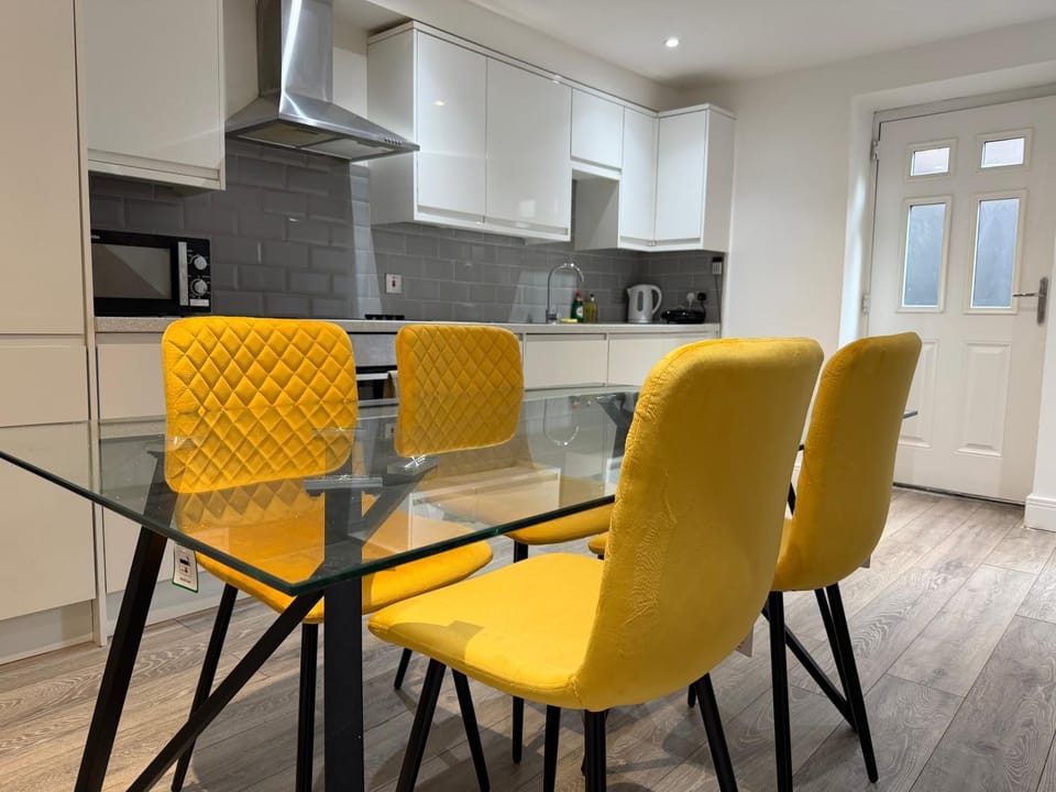 Serene 2-BDR Maisonette Apartment in Wolverhampton