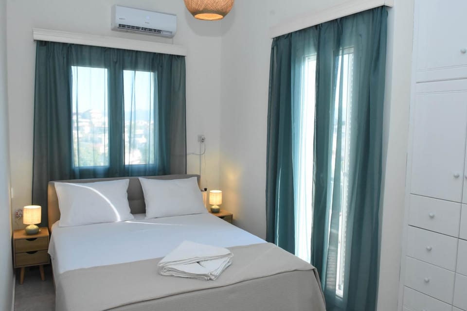 Bed, Photo of the whole room, Bedroom, towels, air conditioner